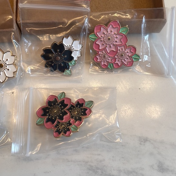 Pin collection - Picture 3 of 4